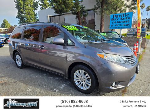 Used 2013 Toyota Sienna XLE image 1