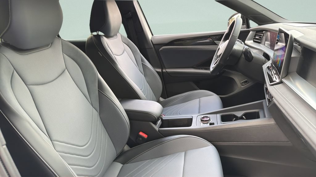 New 2026 Volkswagen Tiguan SE R-Line FWD image 32