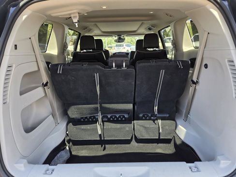 Used 2023 Chrysler Pacifica Limited FWD image 18