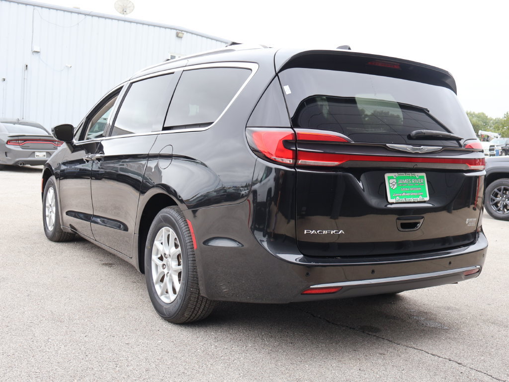 Used 2021 Chrysler Pacifica Touring-L FWD image 3