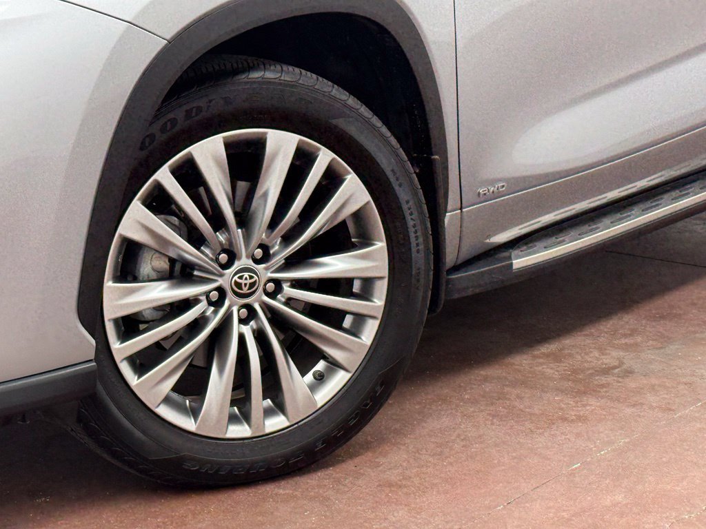 Used 2025 Toyota Highlander Platinum AWD/4WD image 24