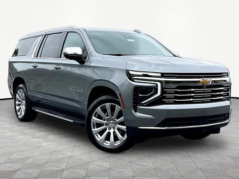 Used 2025 Chevrolet Suburban Premier AWD/4WD image 3