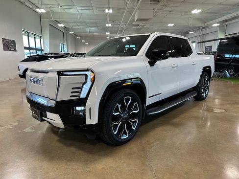 Used 2025 GMC Sierra EV Denali AWD/4WD image 3