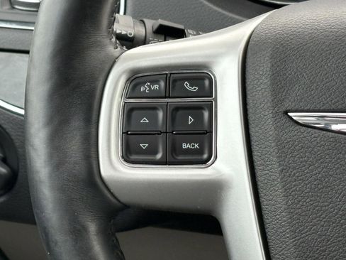 Used 2015 Chrysler Town & Country Touring-L w/ Driver Convenience Group image 10