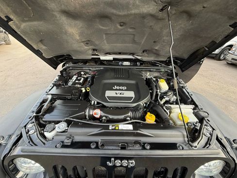 Used 2015 Jeep Wrangler Unlimited Rubicon w/ Connectivity Group image 39