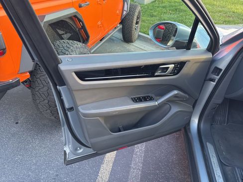 Used 2021 Porsche Cayenne S image 11