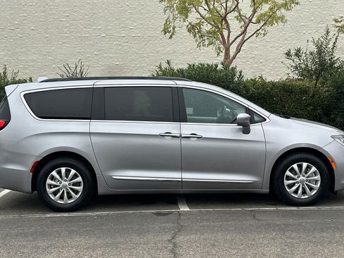 Used 2017 Chrysler Pacifica Touring-L image 8