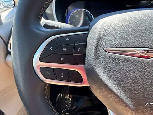 Certified 2023 Chrysler Pacifica Touring-L FWD image 13