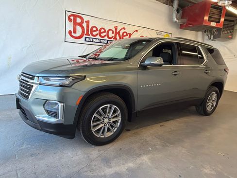 Used 2023 Chevrolet Traverse LT FWD image 2