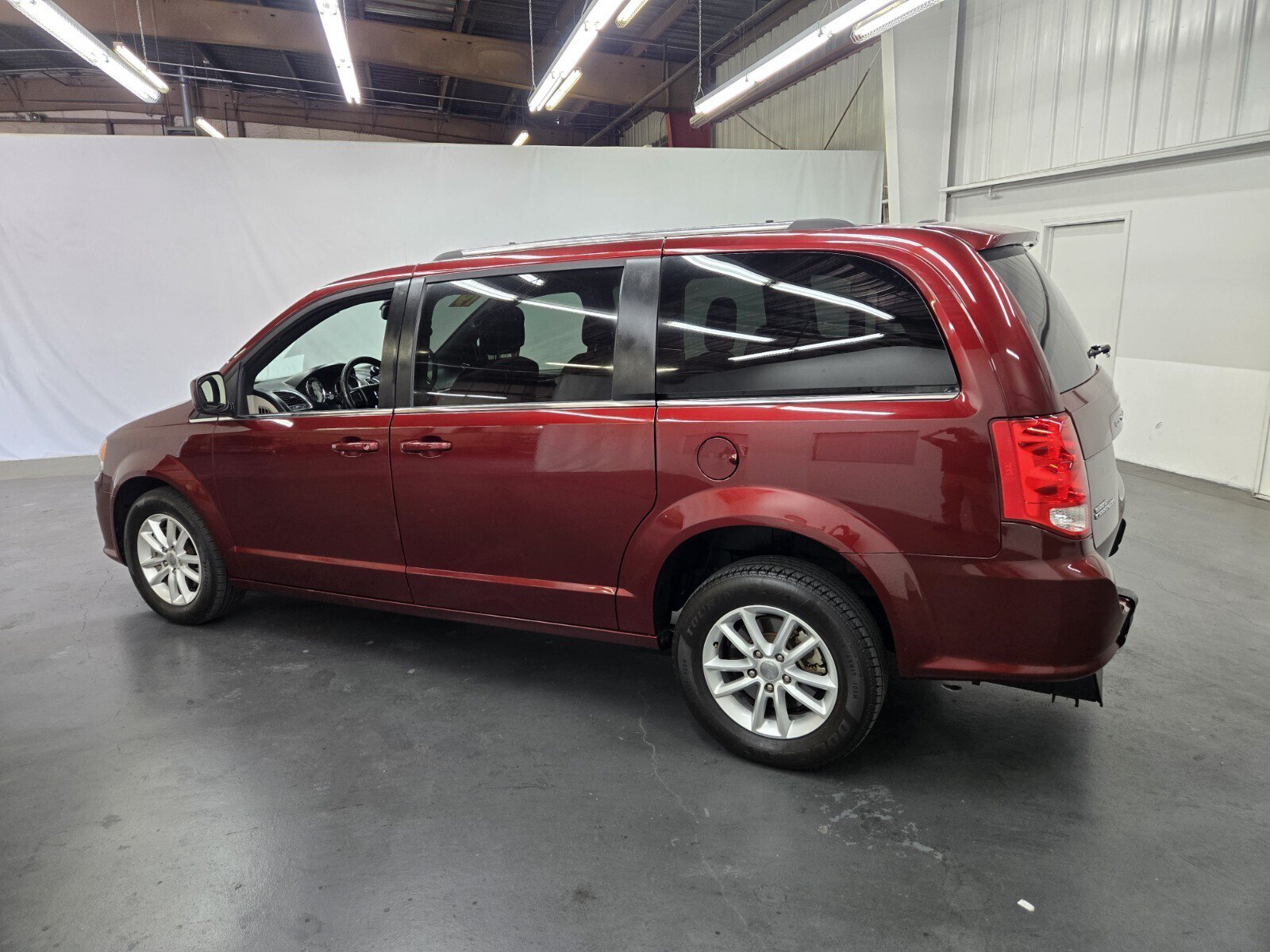 Used 2019 Dodge Grand Caravan SXT FWD image 3