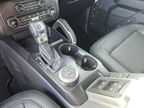 New 2025 Ford Bronco Badlands image 9