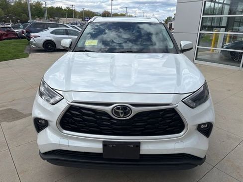 Used 2023 Toyota Highlander XLE AWD/4WD image 2