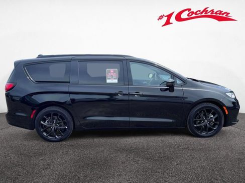 Used 2025 Chrysler Pacifica Limited FWD image 6