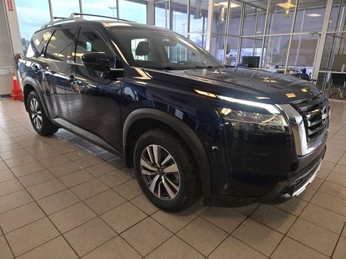 Used 2024 Nissan Pathfinder SL image 2
