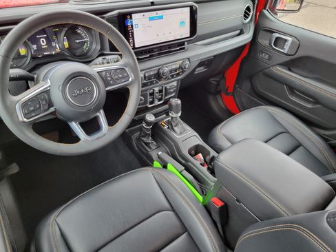 Used 2024 Jeep Wrangler Unlimited Sahara w/ Technology Group AWD/4WD image 19