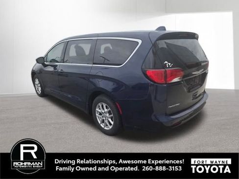 Used 2017 Chrysler Pacifica Touring FWD image 5