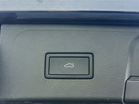 Used 2025 Volkswagen Atlas SE image 30