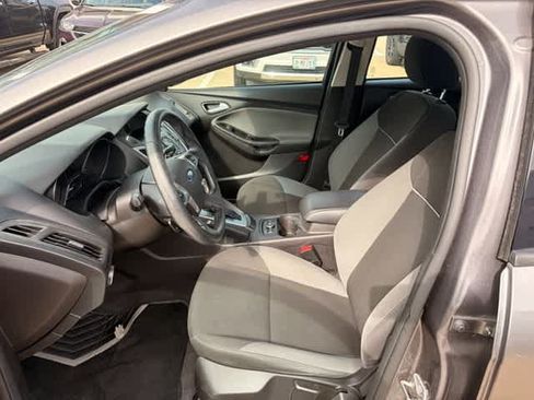Used 2014 Ford Focus SE w/ SE Winter Package FWD image 6