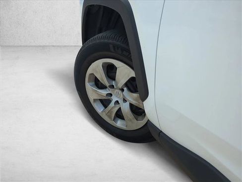 Used 2019 Toyota RAV4 LE FWD image 10