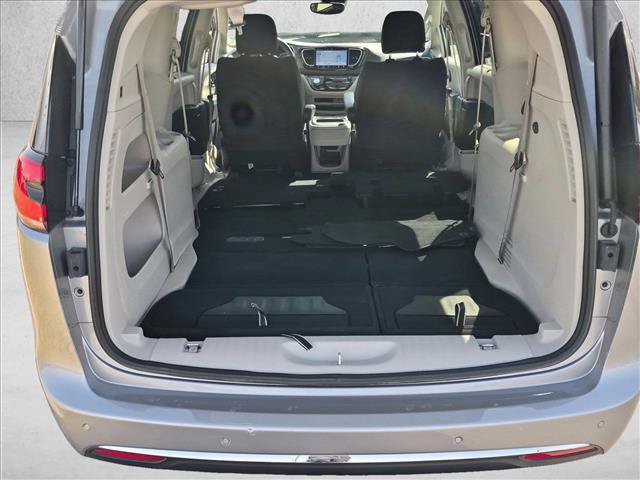 Used 2021 Chrysler Pacifica Touring w/ Cold Weather Group FWD image 10