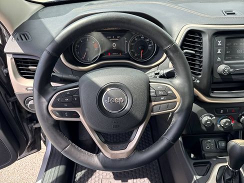 Used 2017 Jeep Cherokee Sport FWD image 14