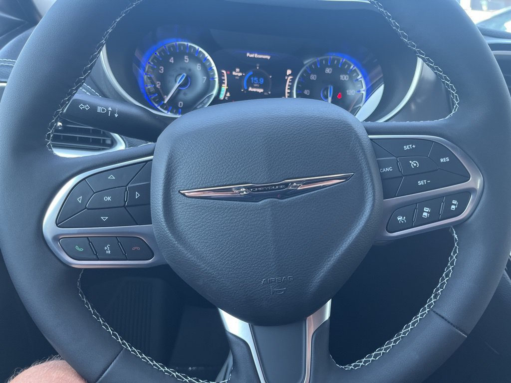 New 2025 Chrysler Pacifica Select AWD/4WD image 18