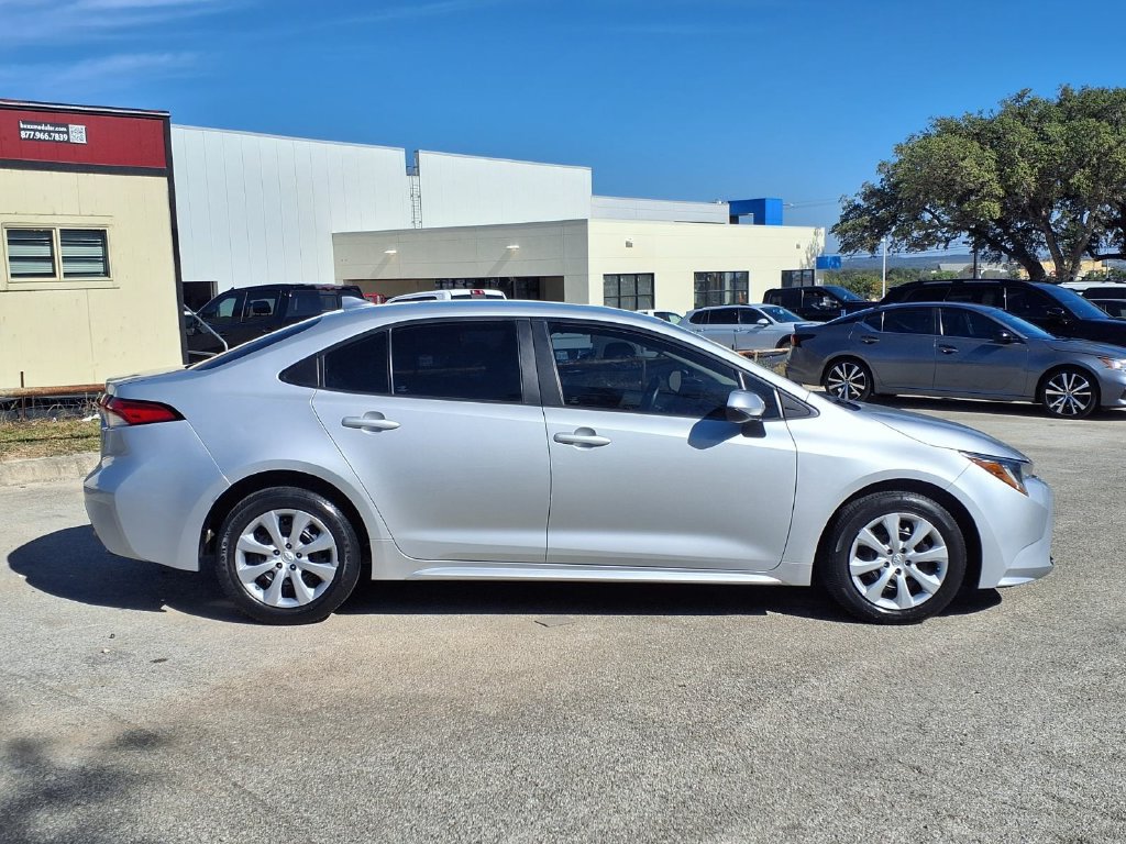 Used 2024 Toyota Corolla LE FWD image 4