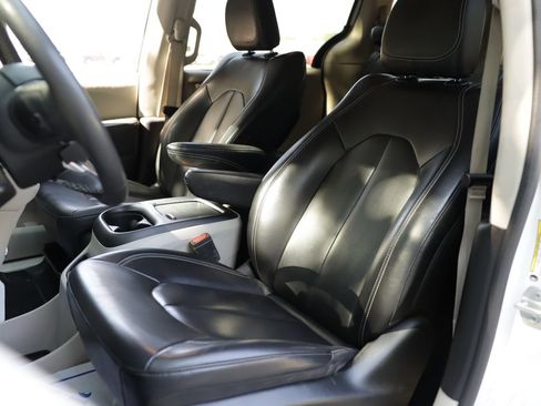 Used 2023 Chrysler Pacifica Touring-L FWD image 20