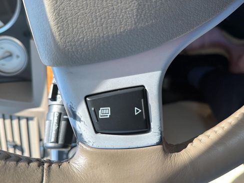 Used 2010 Chrysler Town & Country Limited w/ Entertainment Group #3 FWD image 17