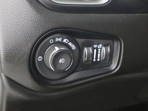 Used 2023 Jeep Renegade Latitude w/ Sun & Fun Group AWD/4WD image 22