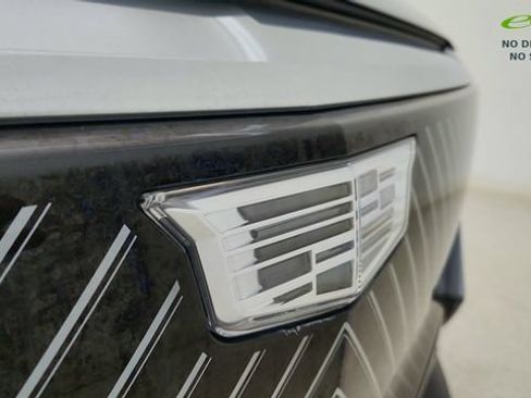 Used 2024 Cadillac Lyriq Luxury AWD/4WD image 15