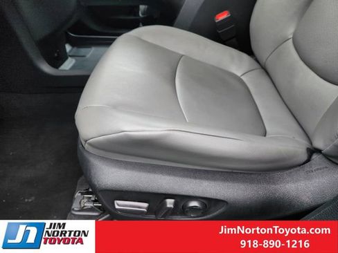 Used 2025 Toyota Sienna XLE image 26