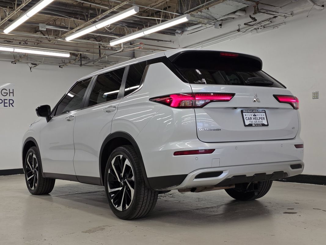 Used 2024 Mitsubishi Outlander AWD image 12