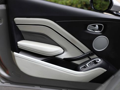 Used 2023 Aston Martin V8 Vantage Roadster RWD image 41