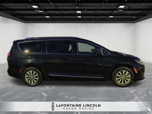 Used 2020 Chrysler Pacifica Touring-L image 6