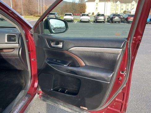 Used 2018 Toyota Highlander Limited image 23