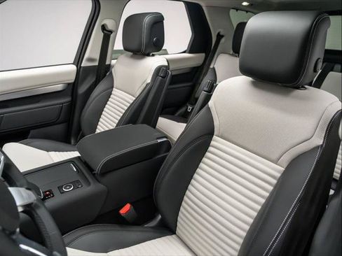New 2026 Land Rover Discovery Limited Edition AWD/4WD image 15