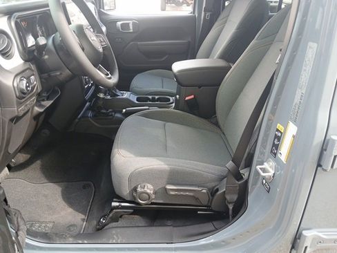 New 2025 Jeep Gladiator Sport image 25