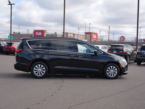 Used 2017 Chrysler Pacifica Touring-L image 2