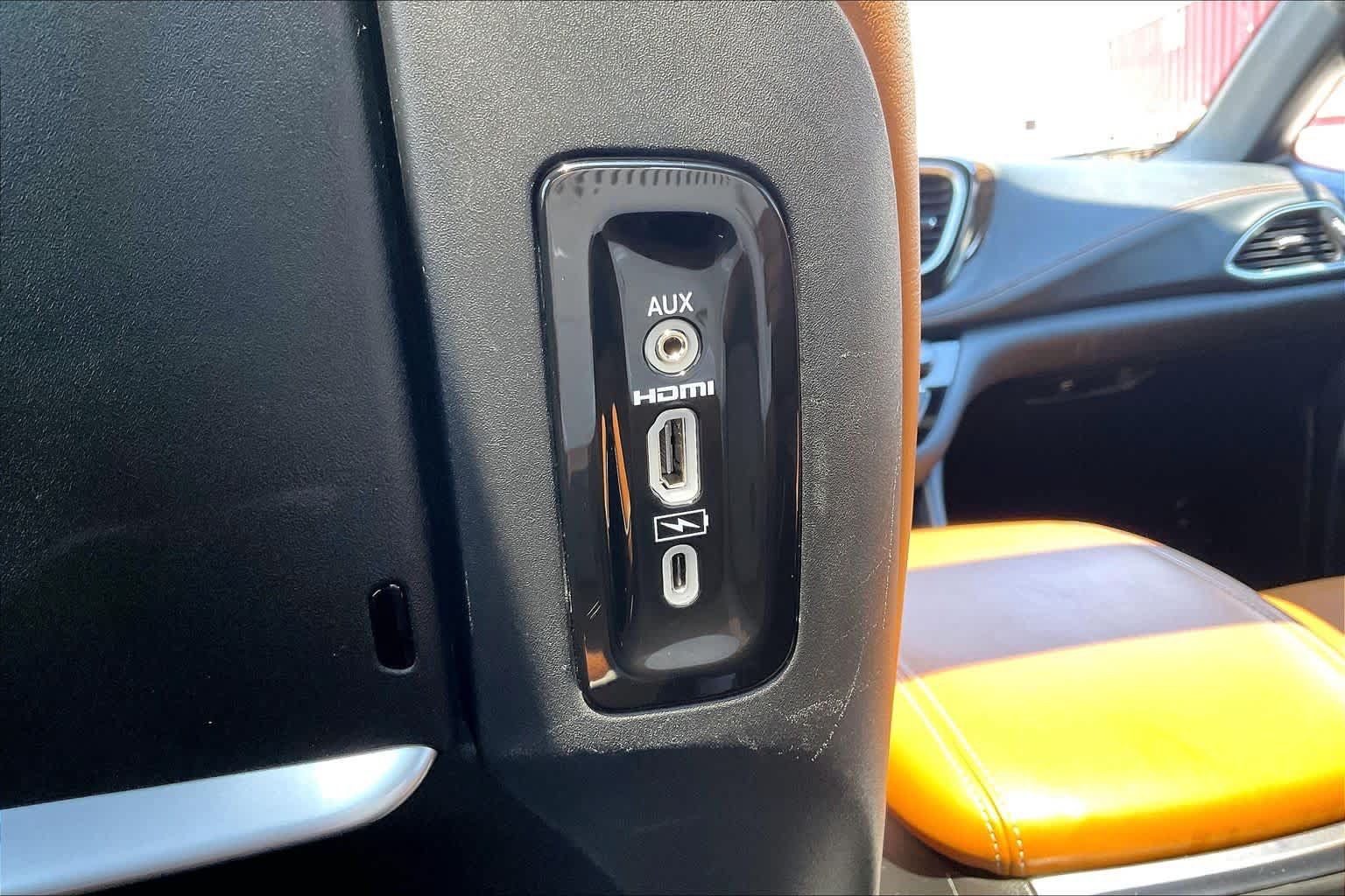 Used 2023 Chrysler Pacifica Pinnacle FWD image 36