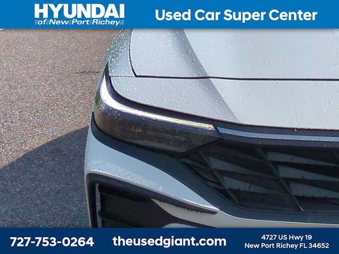Used 2024 Hyundai Elantra SE FWD image 9