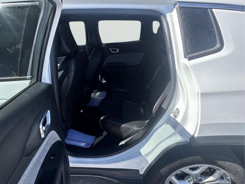 Used 2025 Jeep Compass Latitude image 32