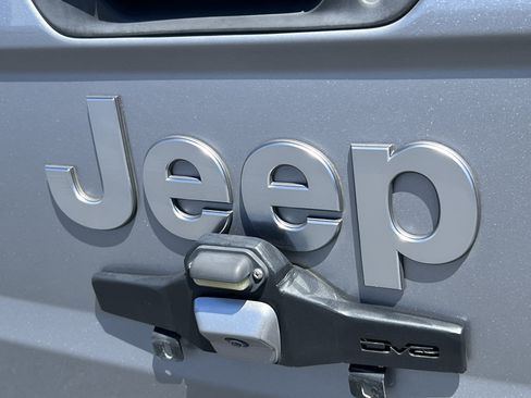 Used 2020 Jeep Gladiator Overland AWD/4WD image 8