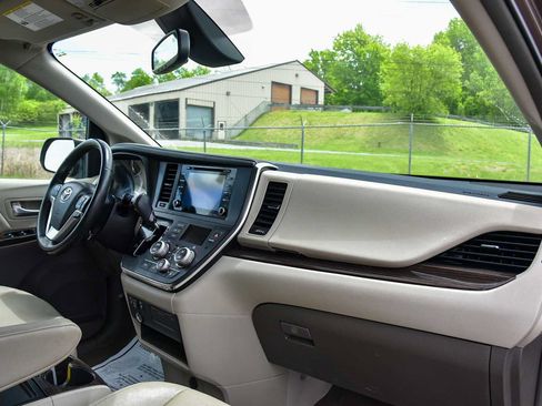 Used 2018 Toyota Sienna XLE FWD image 10