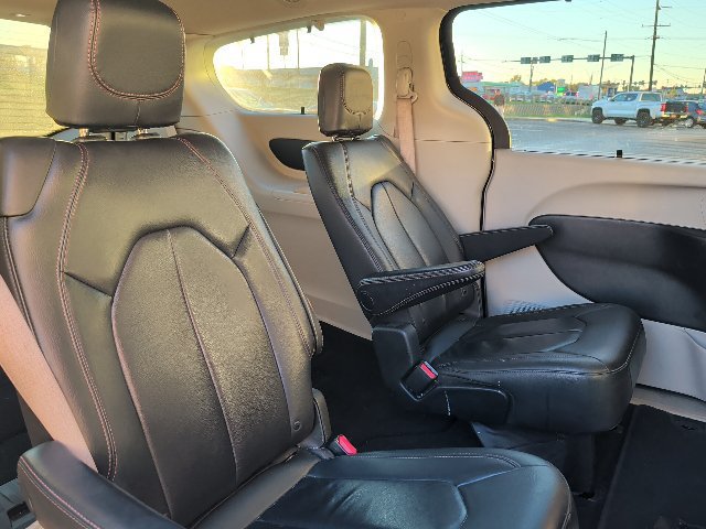 Used 2017 Chrysler Pacifica Touring-L FWD image 17