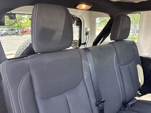 Used 2016 Jeep Wrangler Unlimited Sahara w/ Connectivity Group AWD/4WD image 23