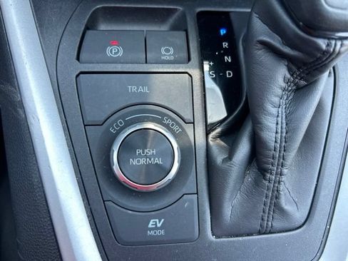 Used 2025 Toyota RAV4 XLE AWD/4WD image 18
