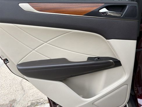 Used 2018 Lincoln MKC Select w/ Select Plus Package image 20