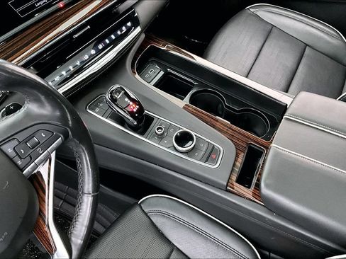 Used 2022 Cadillac Escalade Premium Luxury w/ Performance Package AWD/4WD image 17