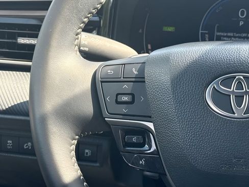 Used 2025 Toyota Camry SE FWD image 14